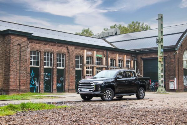 Maxus T90Ev buiten pand